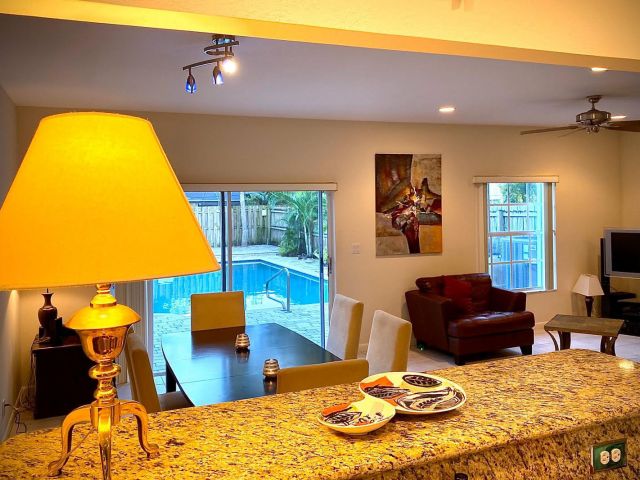 Дом в аренду по адресу 619 NE 7th Avenue - фото 6532870