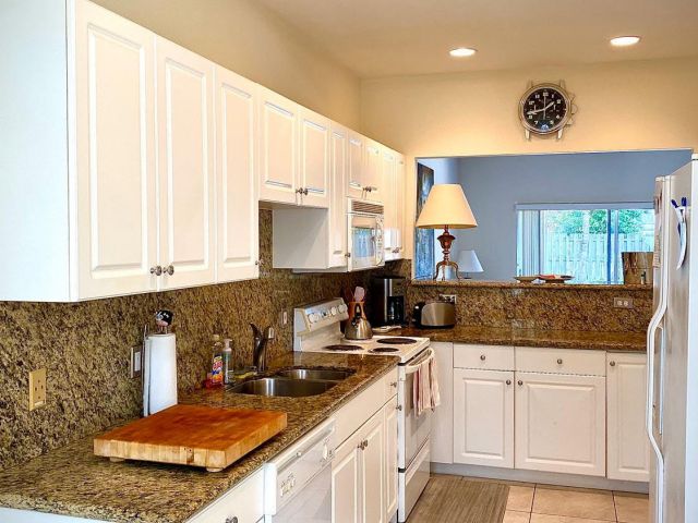 Дом в аренду по адресу 619 NE 7th Avenue - фото 6532871