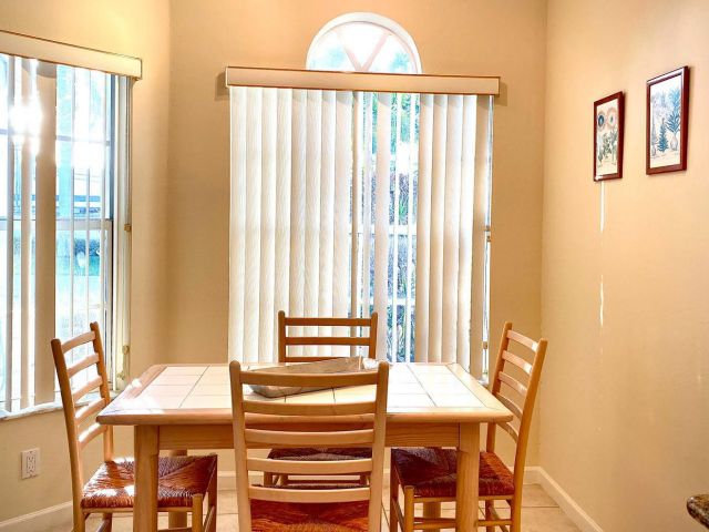 Дом в аренду по адресу 619 NE 7th Avenue - фото 6532872