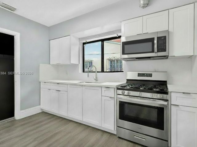 Продажа дома по адресу 2945 SW 16th St - фото 7532023