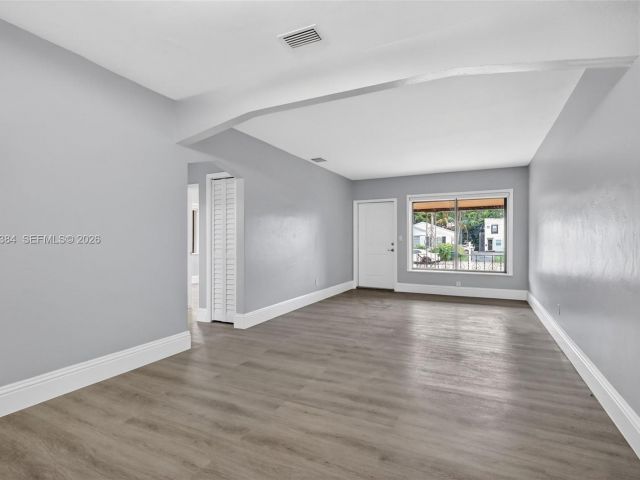 Продажа дома по адресу 2945 SW 16th St - фото 7532024