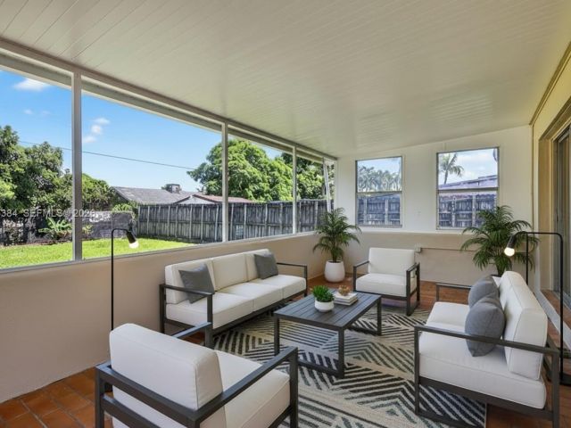 Продажа дома по адресу 2945 SW 16th St - фото 7532037