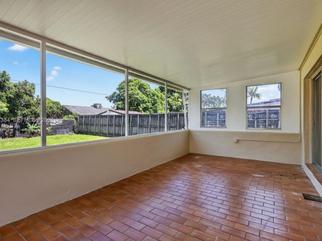 Продажа дома по адресу 2945 SW 16th St - фото 7532038