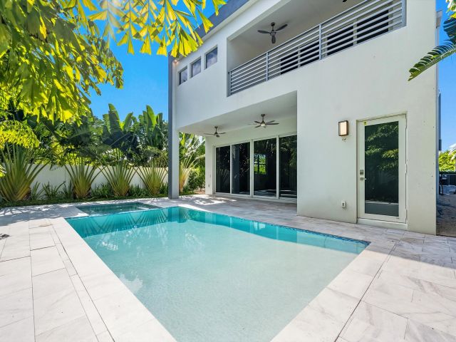 Продажа дома по адресу 827 N Lake Avenue - фото 6532560