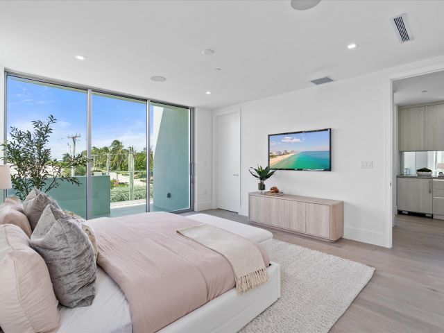 Дом в аренду по адресу 1070 Del Harbour Drive - фото 6532575