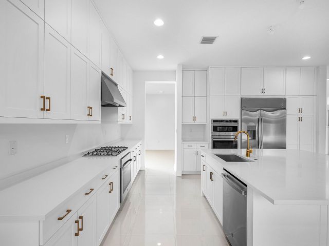 Продажа дома по адресу 8349 Royal County Down Road - фото 6539718