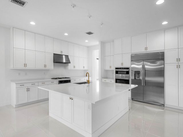 Продажа дома по адресу 8349 Royal County Down Road - фото 6539719