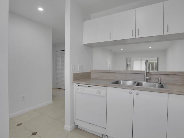 Дом в аренду по адресу 315 NW 36th Avenue - фото 6565080