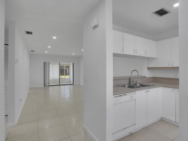 Дом в аренду по адресу 315 NW 36th Avenue - фото 6565081