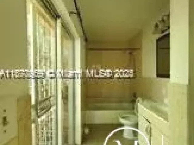 Продажа дома по адресу 1565 NE 141st St - фото 6568574