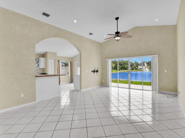 Продажа дома по адресу 10241 Fanfare Drive Drive - фото 6781979