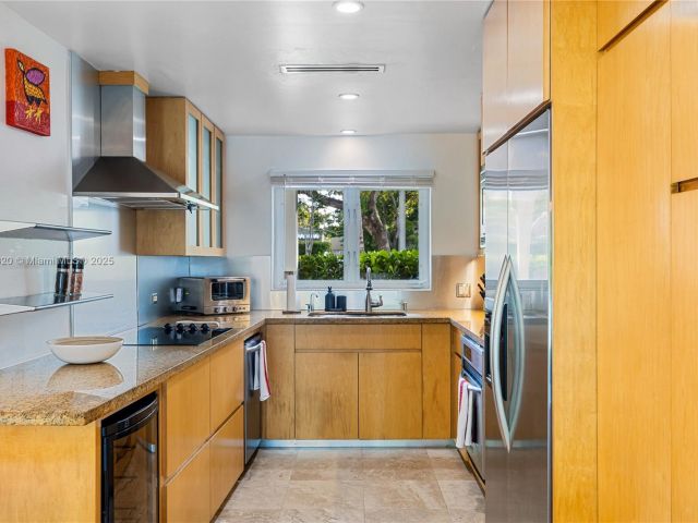 Продажа дома по адресу 11403 NE 8th Ave - фото 6538547