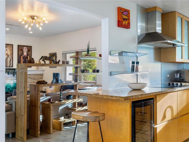 Продажа дома по адресу 11403 NE 8th Ave - фото 6538548