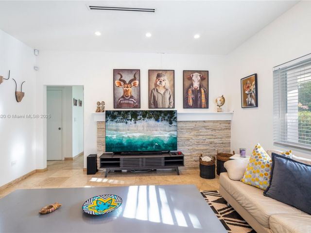 Продажа дома по адресу 11403 NE 8th Ave - фото 6538549