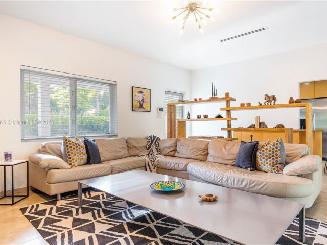 Продажа дома по адресу 11403 NE 8th Ave - фото 6538551