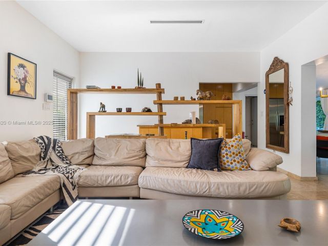 Продажа дома по адресу 11403 NE 8th Ave - фото 6538552