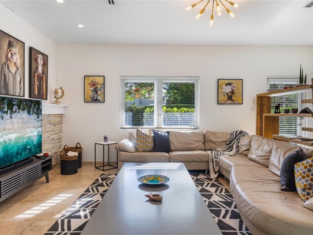 Продажа дома по адресу 11403 NE 8th Ave - фото 6538554