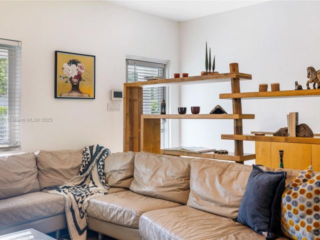 Продажа дома по адресу 11403 NE 8th Ave - фото 6538555