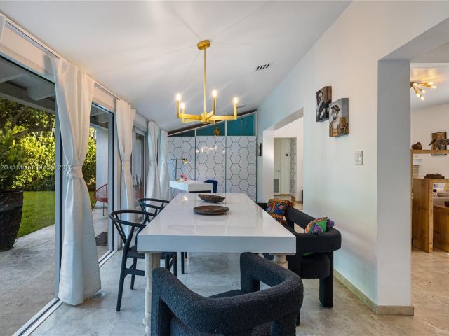 Продажа дома по адресу 11403 NE 8th Ave - фото 6538558