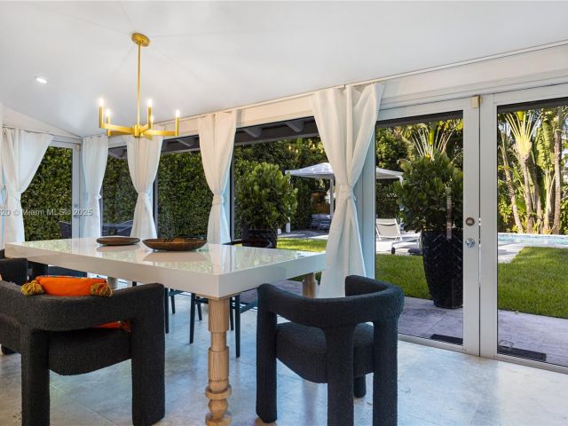 Продажа дома по адресу 11403 NE 8th Ave - фото 6538559