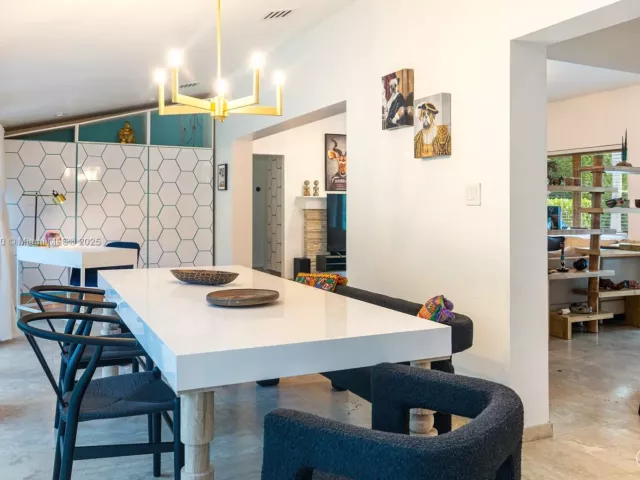 Продажа дома по адресу 11403 NE 8th Ave - фото 6538557