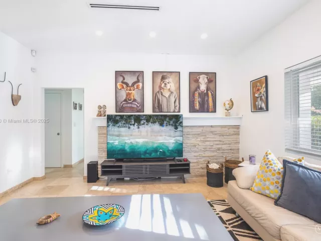 Продажа дома по адресу 11403 NE 8th Ave - фото 6538549