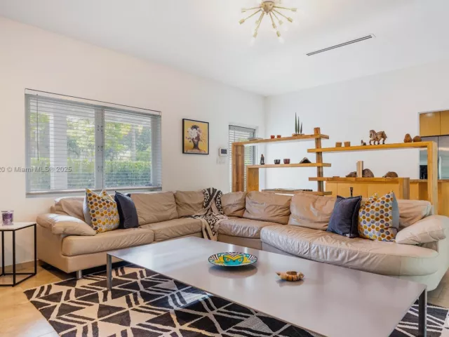 Продажа дома по адресу 11403 NE 8th Ave - фото 6538551