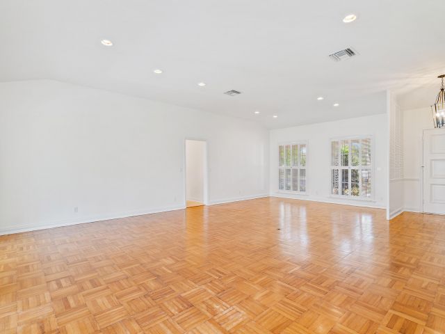 Дом в аренду по адресу 210 Russlyn Drive - фото 6539643