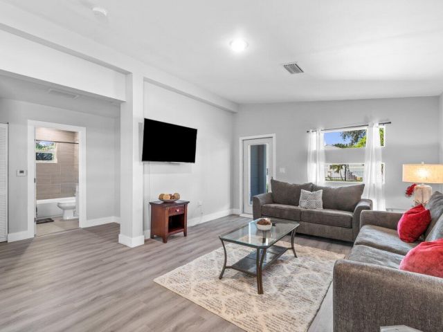 Продажа дома по адресу 408 SW 4th Street - фото 6541439