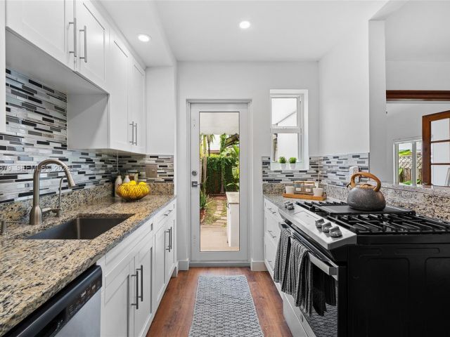 Продажа дома по адресу 642 86th St - фото 6553481