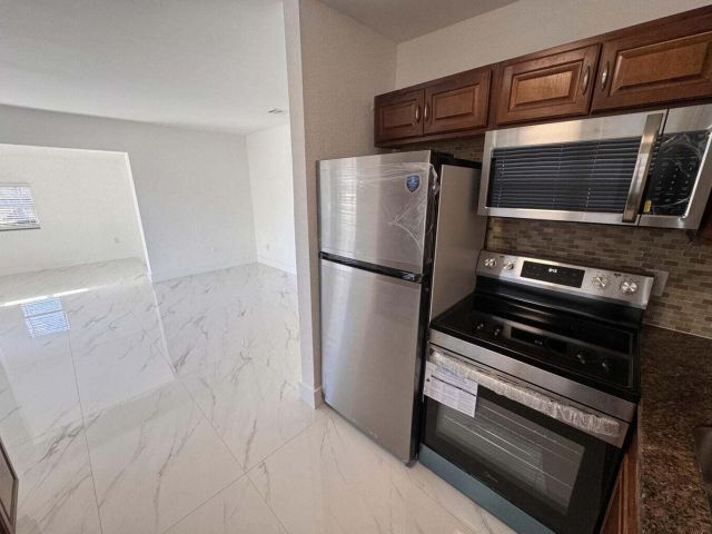 Дом в аренду по адресу 4051 NE 15 Terrace - фото 6548628