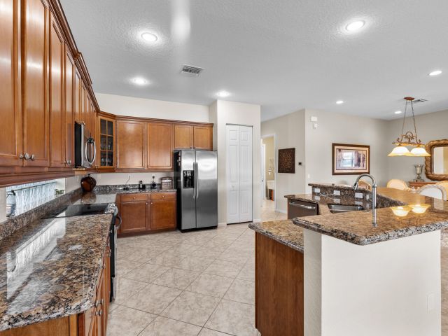 Продажа дома по адресу 9513 Isles Cay Drive - фото 6548221