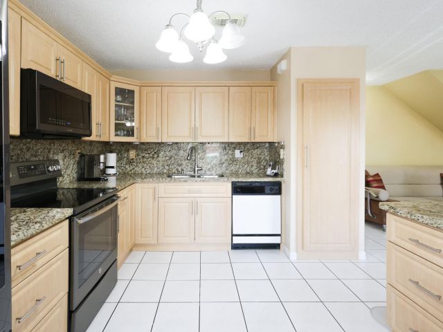 Продажа дома по адресу 13741 SW 160th Terrace - фото 6818678