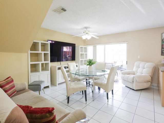 Продажа дома по адресу 13741 SW 160th Terrace - фото 6818681