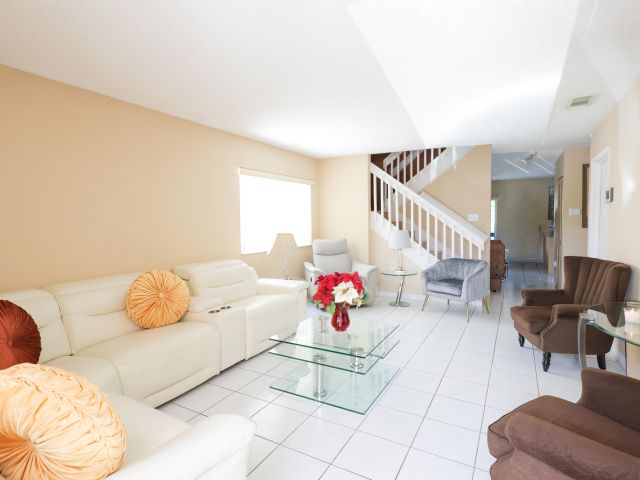 Продажа дома по адресу 13741 SW 160th Terrace - фото 6818684