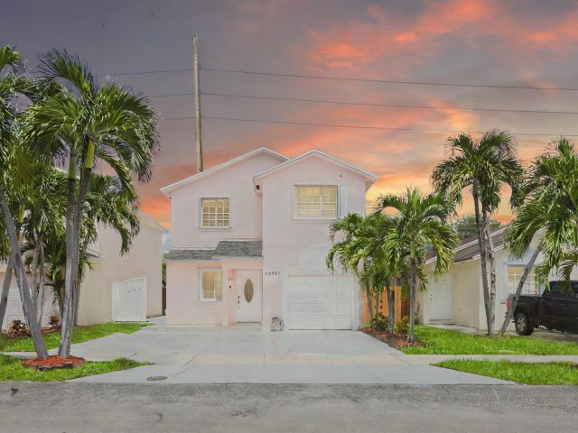 Продажа дома по адресу 13741 SW 160th Terrace - фото 6818689