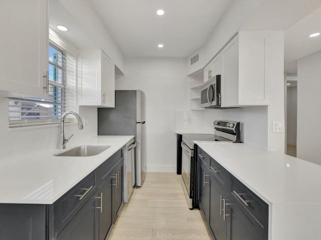 Продажа дома по адресу 325 De Carie Street - фото 6618542