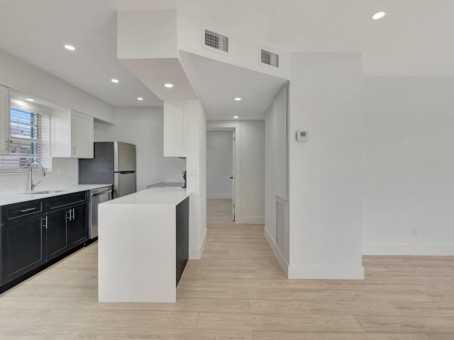 Продажа дома по адресу 325 De Carie Street - фото 6618543