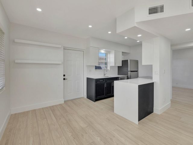 Продажа дома по адресу 325 De Carie Street - фото 6618544