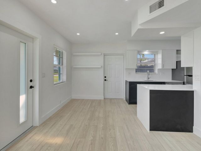 Продажа дома по адресу 325 De Carie Street - фото 6618545