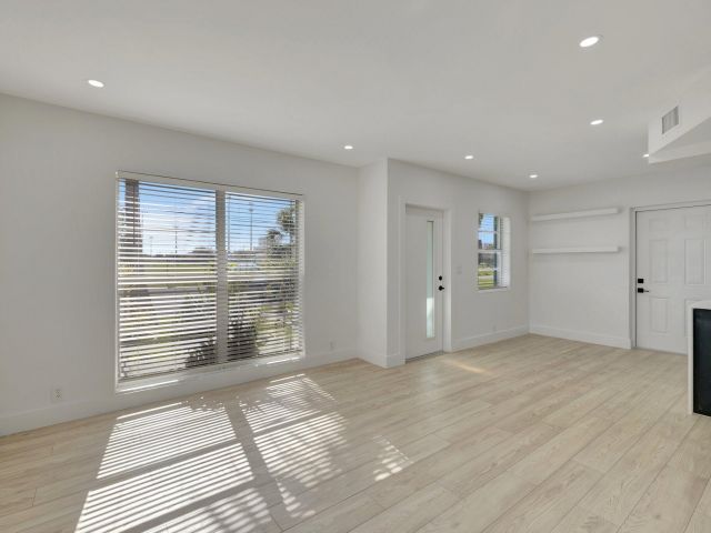 Продажа дома по адресу 325 De Carie Street - фото 6618546