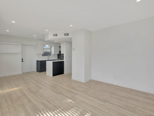 Продажа дома по адресу 325 De Carie Street - фото 6618547