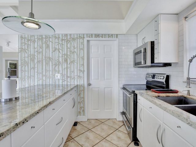 Продажа дома по адресу 1733 SW 5th Court - фото 6552923