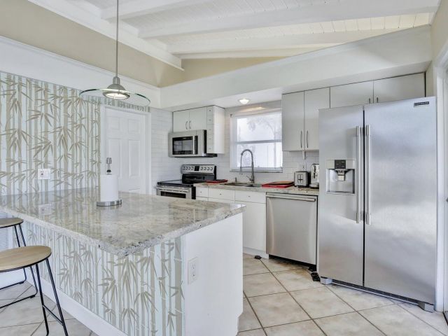 Продажа дома по адресу 1733 SW 5th Court - фото 6552924