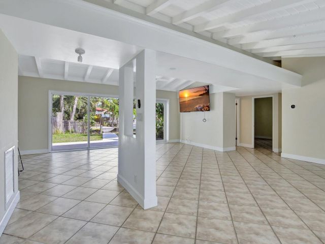 Продажа дома по адресу 1733 SW 5th Court - фото 6552926