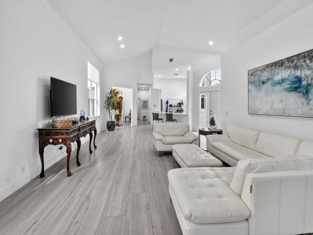 Дом в аренду по адресу 6668 NW 25th Terrace - фото 6644171