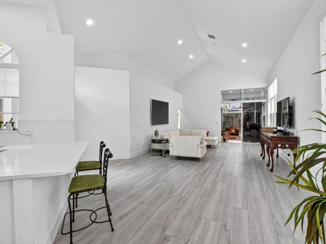 Дом в аренду по адресу 6668 NW 25th Terrace - фото 6644174