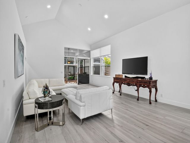 Дом в аренду по адресу 6668 NW 25th Terrace - фото 6644177