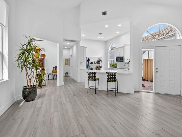 Дом в аренду по адресу 6668 NW 25th Terrace - фото 6644178