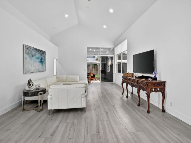 Дом в аренду по адресу 6668 NW 25th Terrace - фото 6644179